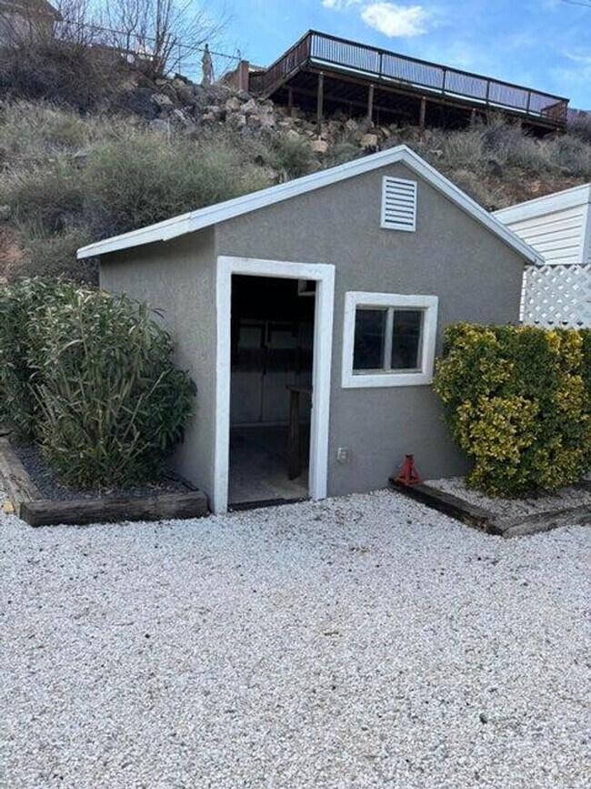 Building Photo - 2 Bed Home For Rent