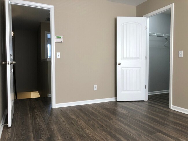 Building Photo - 121 Shadow Creek Cove
