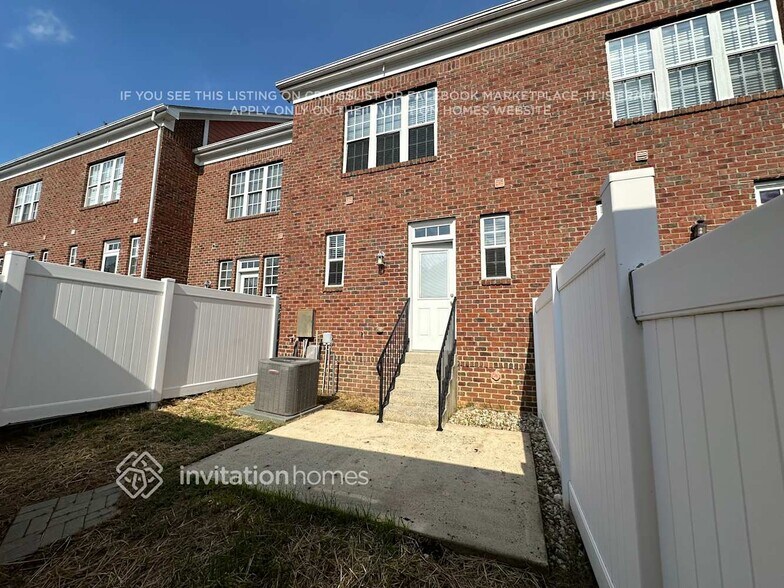 Building Photo - 611 Old Meeting Way