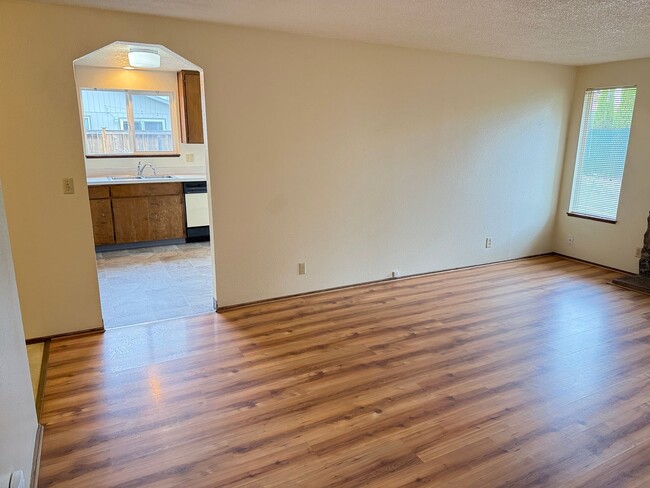 Building Photo - 3 bedroom 2 bath house in a great neighborhood!