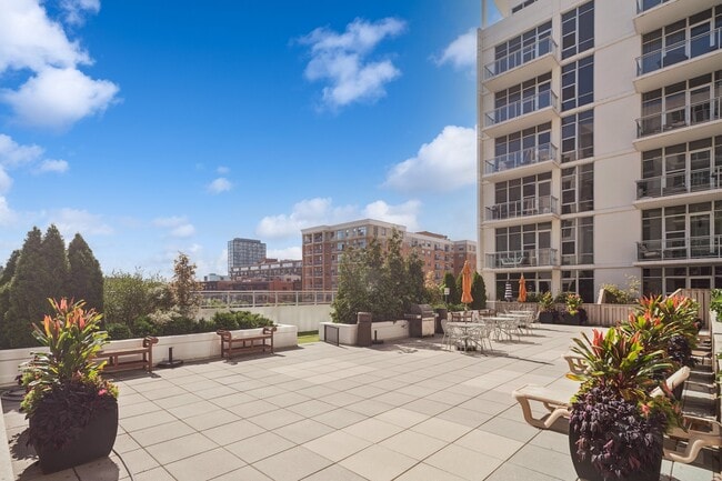 Building Photo - 901 W Madison St