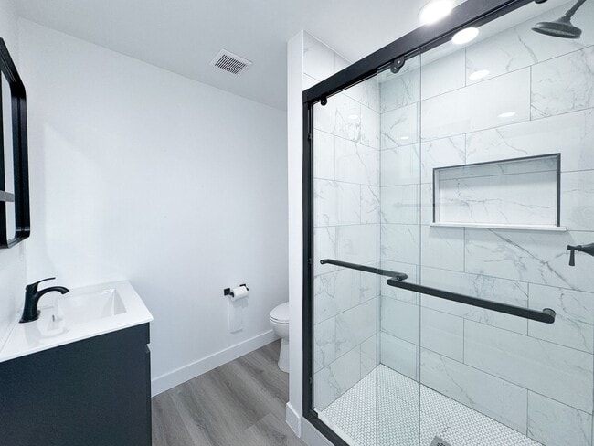 Building Photo - Freshly Renovated 3bd 2 ba in the heart of...