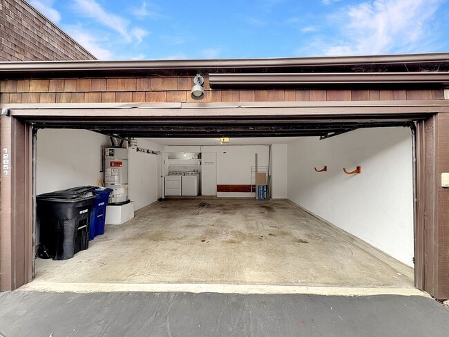 Building Photo - Incredible 2BD/2.5BA w/Ocean Views and Acr...