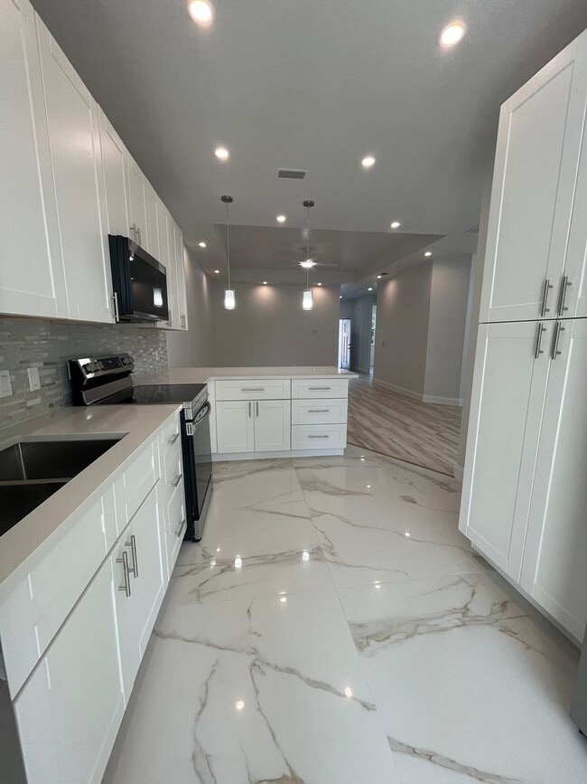 Building Photo - BEAUTIFUL BRAND NEW DUPLEX!!