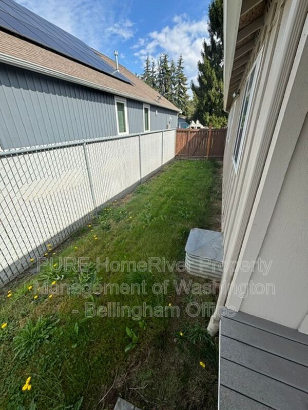 Building Photo - 547 Woollen Rd