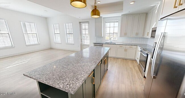 Building Photo - 98 S River Dr