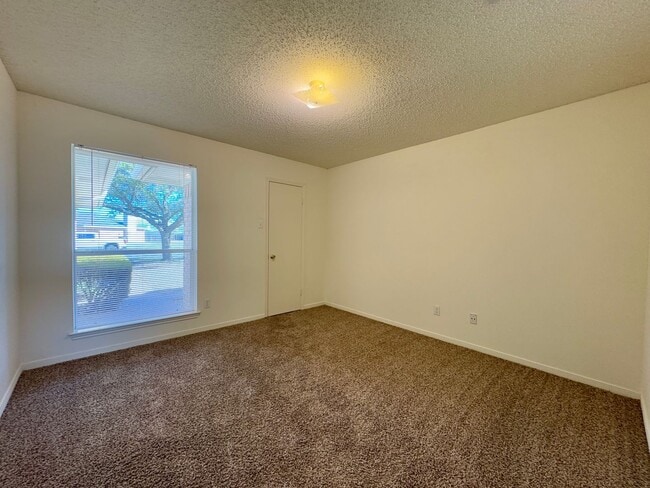 Building Photo - 974 Parkview Cir