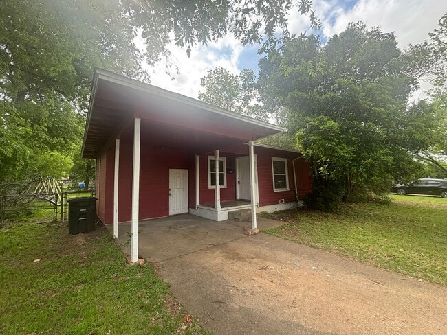 Building Photo - 3 bed, 1 bath with large fenced back yard, w/d connections