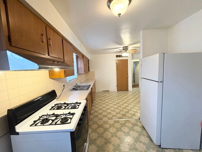 Building Photo - Charming 2 Bed, 1 Bath Home with Hardwood Floors