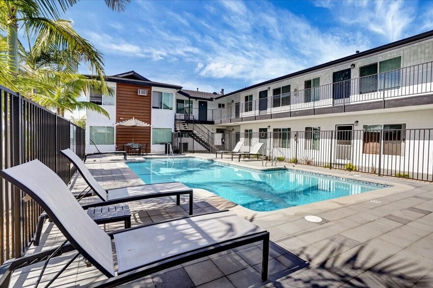 Building Photo - The Heights at Signal Hill