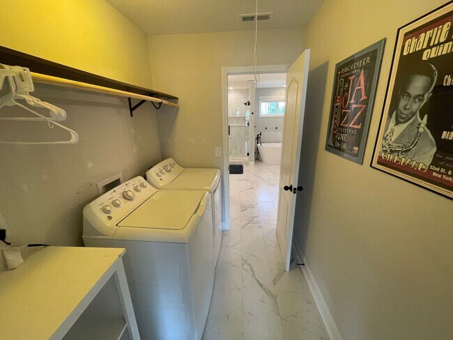 Building Photo - Stunning 5 Bed 3 Bath Home in Anderson Creek Club