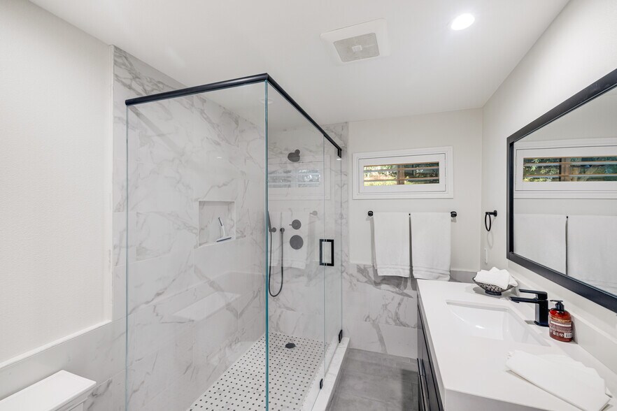 Building Photo - 16725 Oak View Dr
