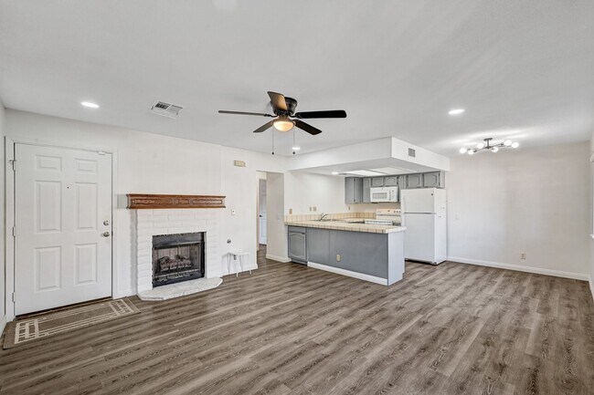 Building Photo - Clean and Ready to Move-in