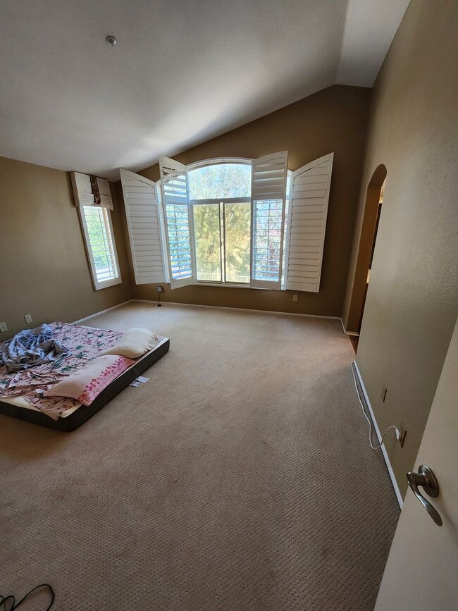 Building Photo - Beautiful two-story in Hunter's Ridge