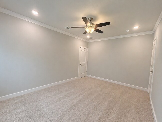 Building Photo - AVAILABLE FOR MOVE-IN WITH A 2-WEEK NOTICE