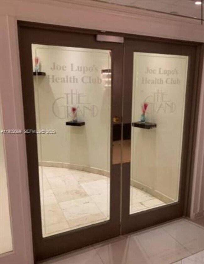 Building Photo - 1717 N Bayshore Dr