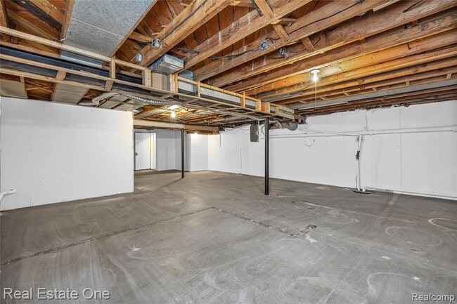 Building Photo - 2360 Pine View Dr