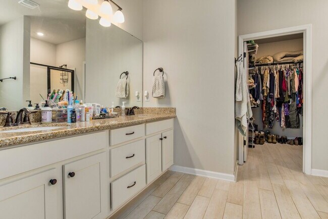 Building Photo - Bright, Beautiful Home in the Highly Desirable Sunrise Gated Community!