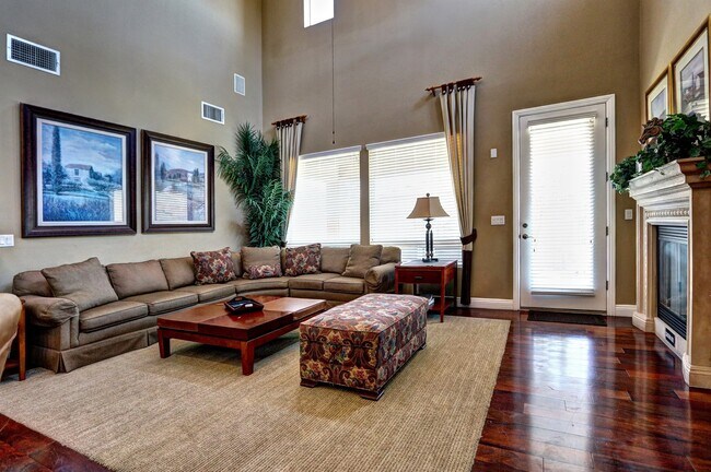 Building Photo - 1318 Surrey Downs Ln