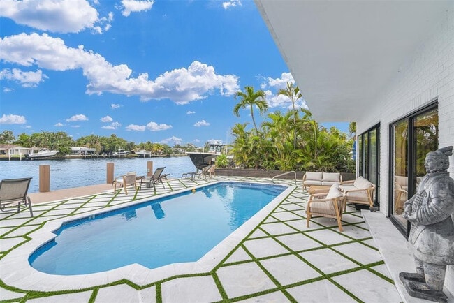 Building Photo - 319 S Riverside Dr