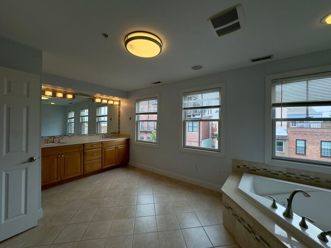 Building Photo - 902 S Linwood Ave