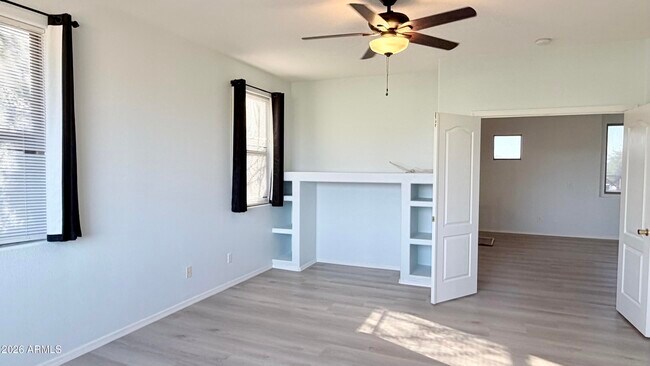 Building Photo - 1289 E Iris Dr