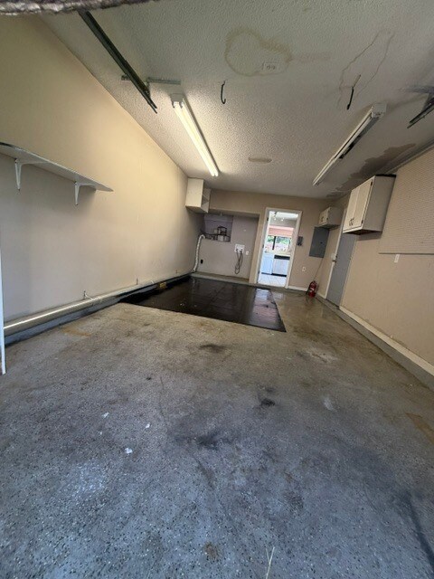 Building Photo - 8640 Roanoke Dr