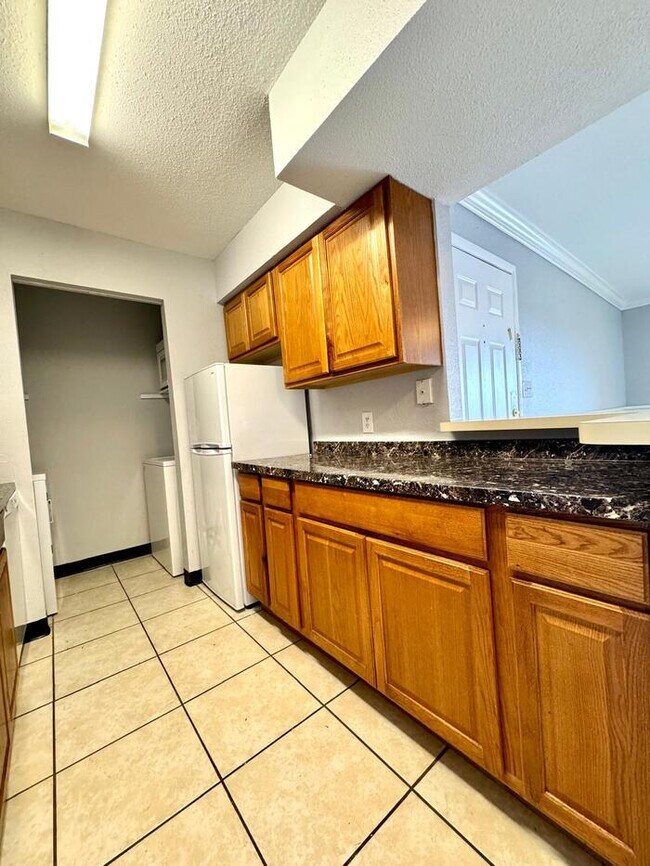 Building Photo - 2845 Winkler Ave