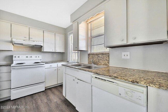 Building Photo - 2 Bedroom Unit