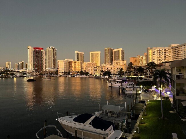 Building Photo - 300 Golden Isles Dr