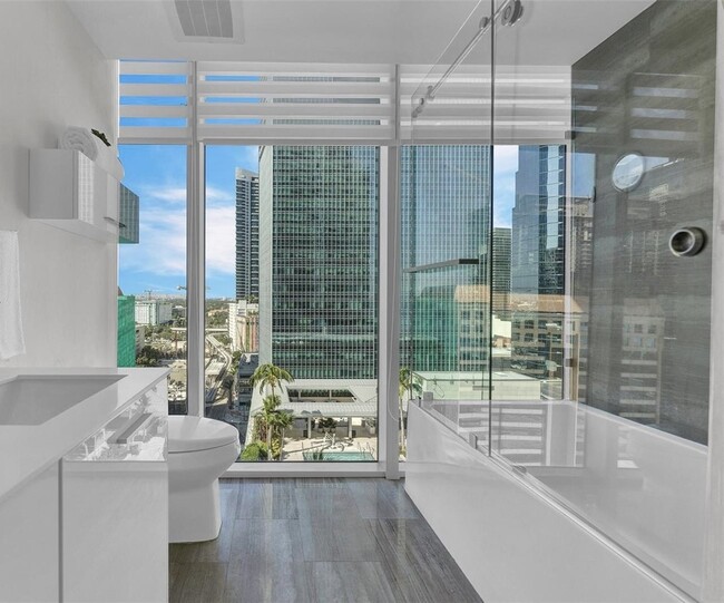 Building Photo - 1300 Brickell Bay Dr