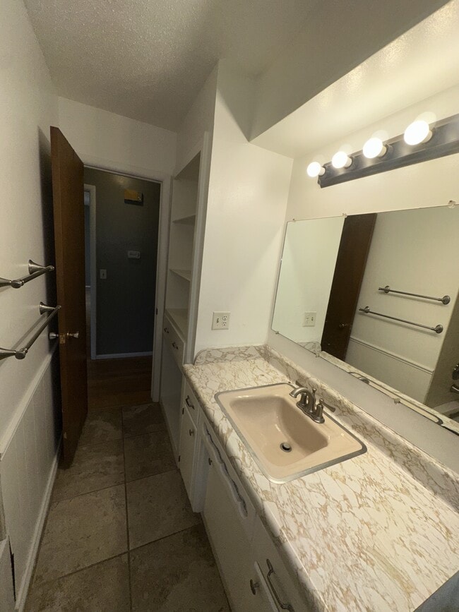 Building Photo - 137 E Jarman Dr