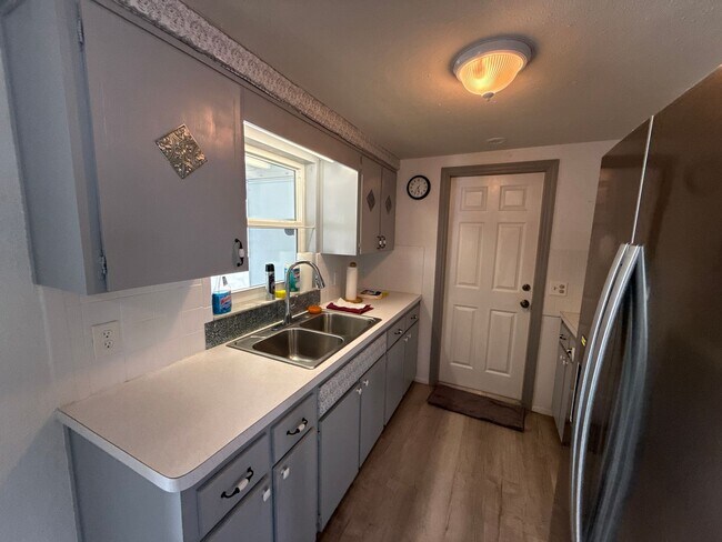 Building Photo - Beautiful 2 bedroom home with fenced in backyard