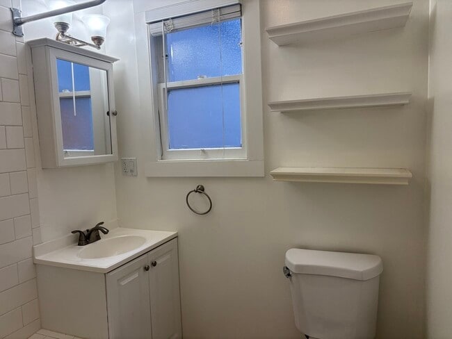 Building Photo - 184 Pixley St