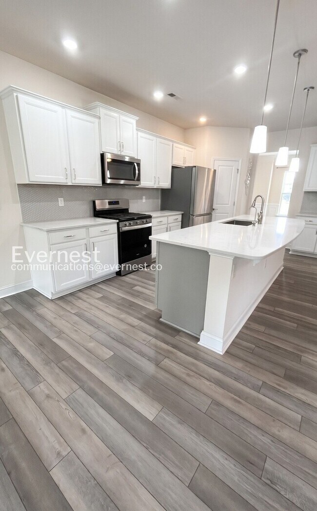 Building Photo - 5 Bed/3 Bath Home with Garage / Pet-Friendly / Available Now!