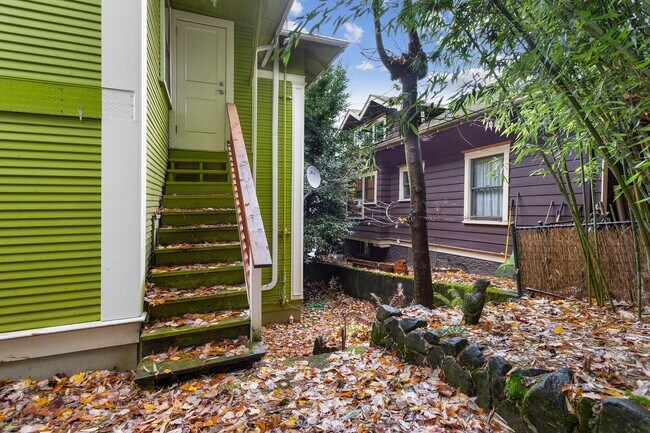 Building Photo - 2422SE / 2424SE