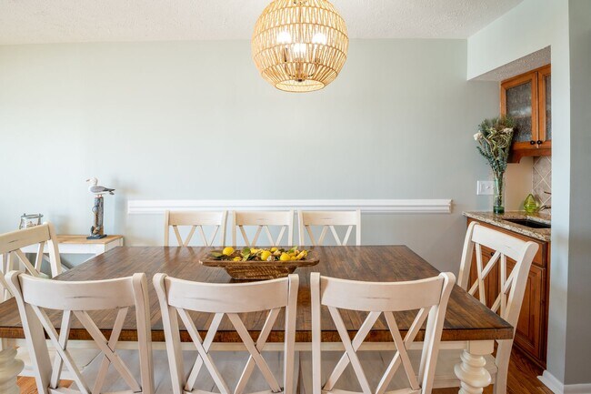 Building Photo - PERFECT FURNISHED RENTAL FOR A WINTER AT T...
