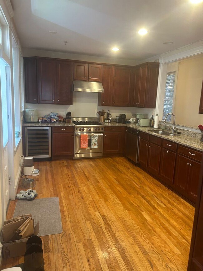 Building Photo - 3005 Monument Ave