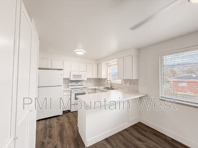 Building Photo - 1011 Claremont Dr