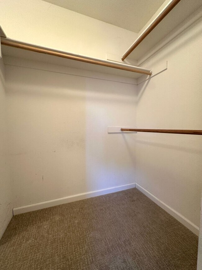 Building Photo - Spacious 4 Bedroom Corner Lot in Brentwood!