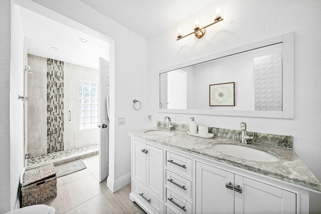 Building Photo - 124 Oregon Ln