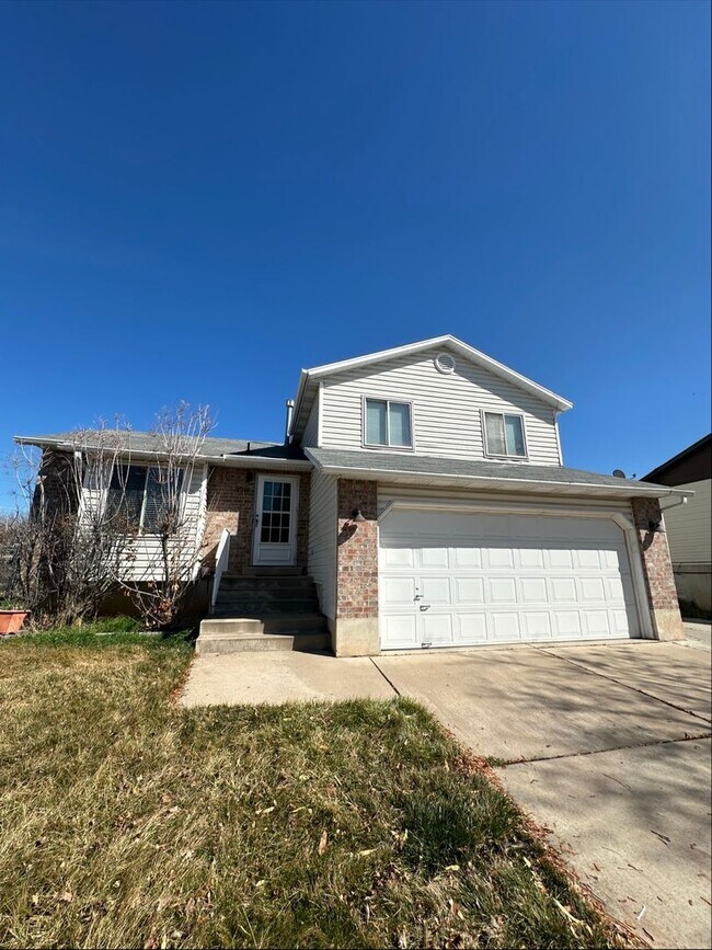 Building Photo - $1,800 Rent Credit! Spacious 5-Bed Clearfield Home with Garage & Fenced Yard