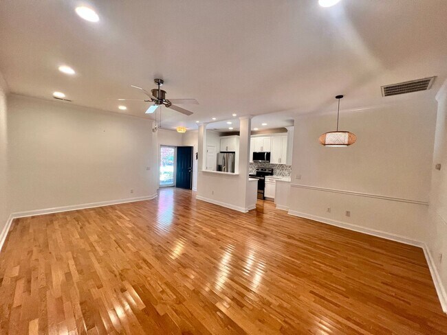 Building Photo - 1600 Sturdivant Dr