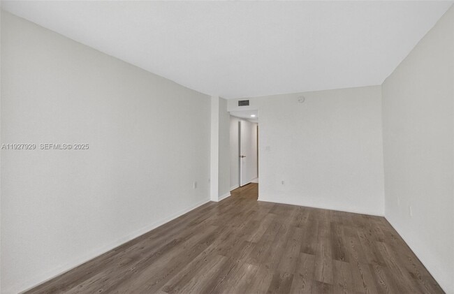 Building Photo - 600 Grapetree Dr