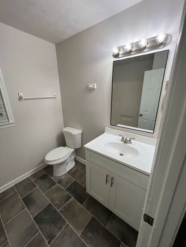 Building Photo - READY NOW!!! Amazing 2 Bedroom 1.5 bathroom Townhome !