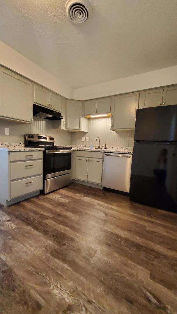 Building Photo - (2) Bed/(1) Bath Updated and Located just East of Campus Avail 8/11!