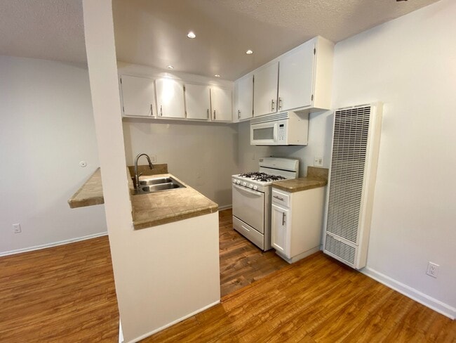 Interior Photo - 14220 Burbank Blvd