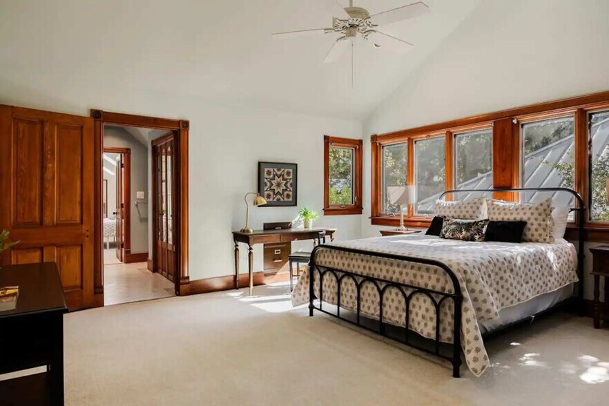 Building Photo - 1116 W 10th St