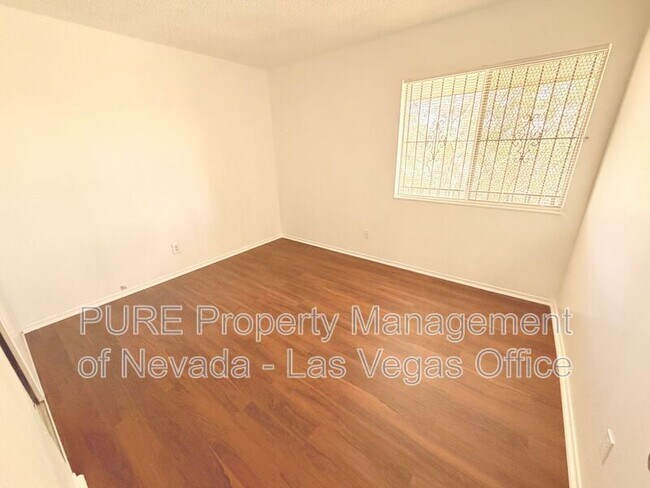 Building Photo - 1405 E Vegas Valley Dr