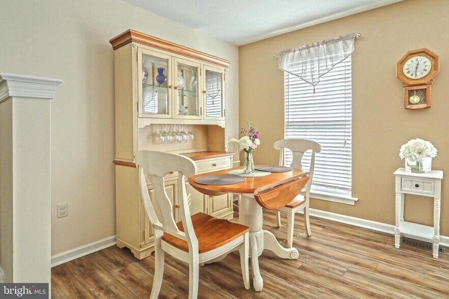Breakfast Nook - 2723 Foxshire Dr